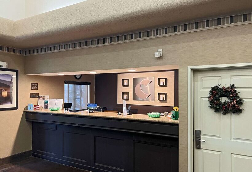 Отель Comfort Suites Peoria Sports Complex