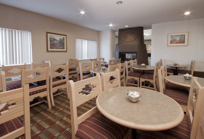 Отель Comfort Suites Peoria Sports Complex