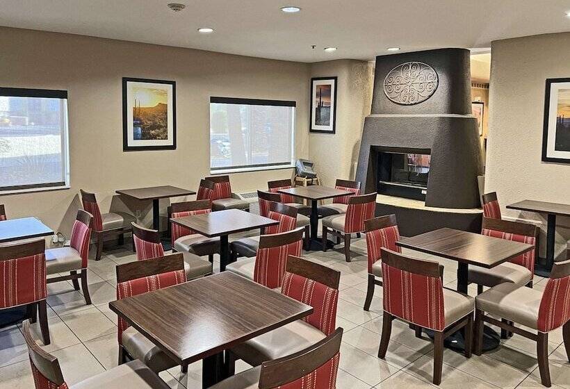 Отель Comfort Suites Peoria Sports Complex