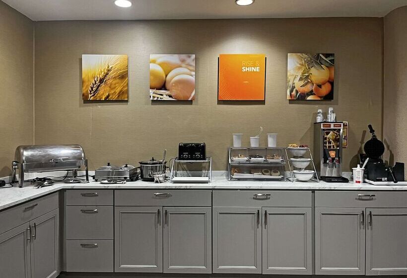 Отель Comfort Suites Peoria Sports Complex