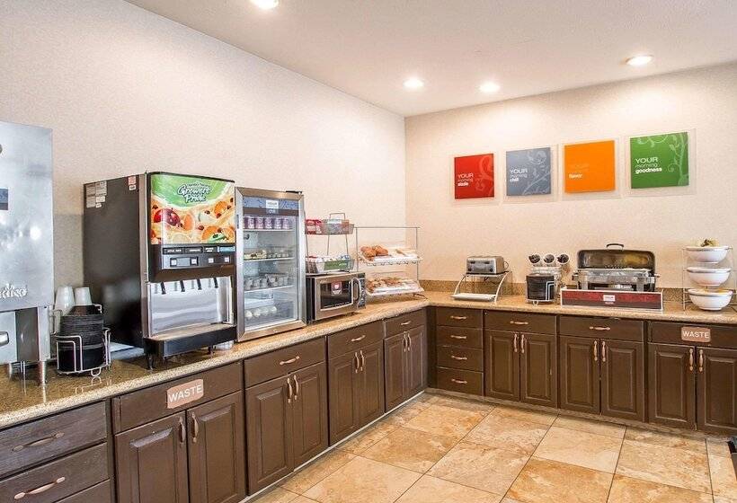 Отель Comfort Suites Peoria Sports Complex