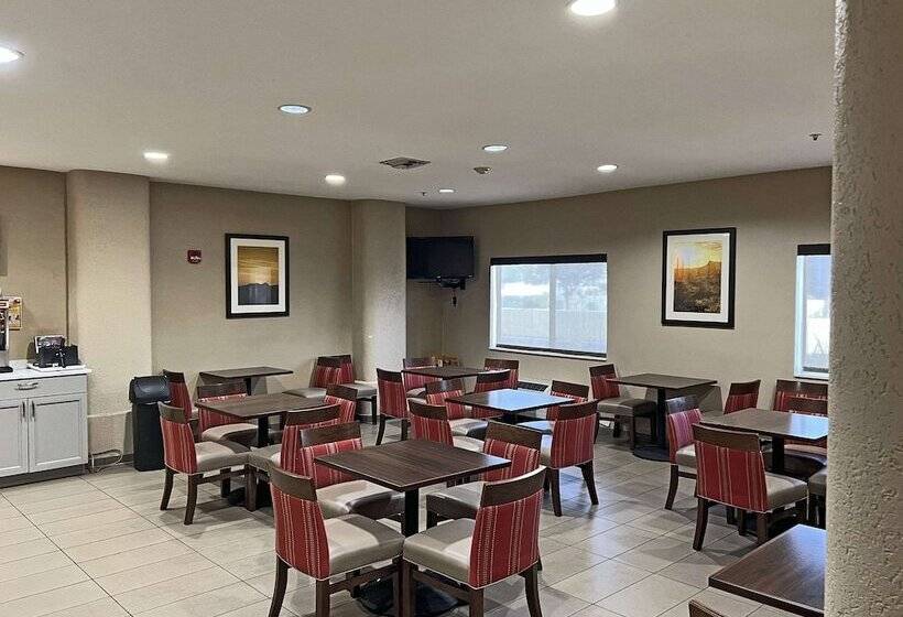 Отель Comfort Suites Peoria Sports Complex