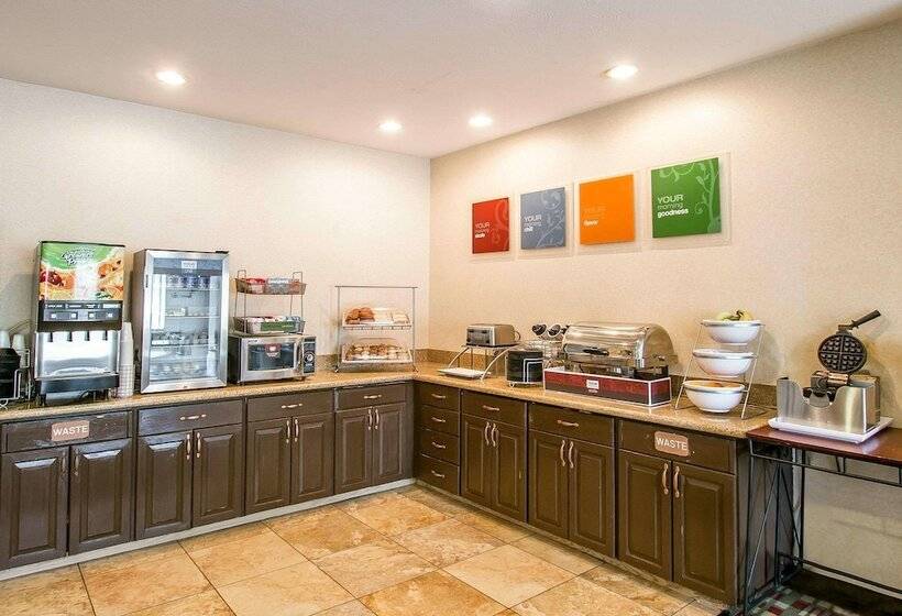 Отель Comfort Suites Peoria Sports Complex