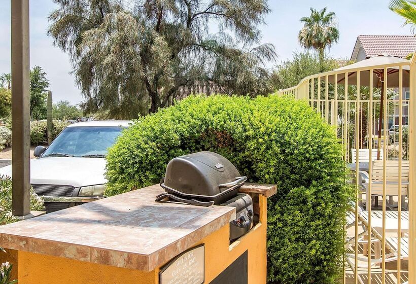 Отель Comfort Suites Peoria Sports Complex