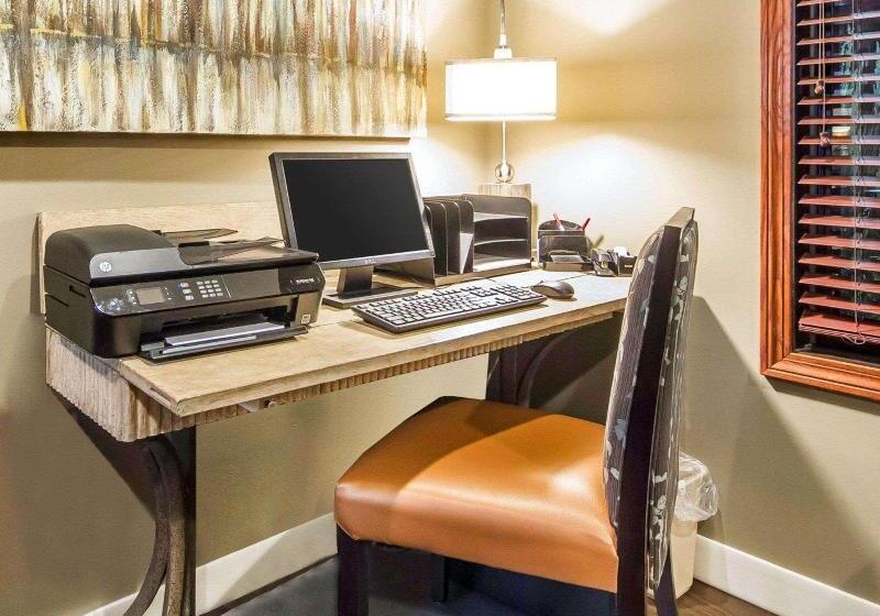 فندق Comfort Suites