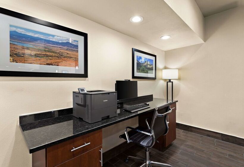 Отель Comfort Suites University