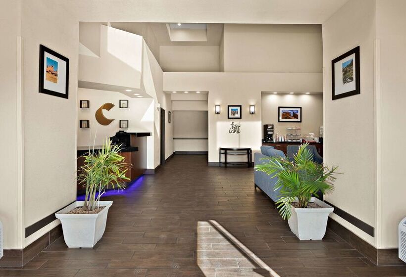 Отель Comfort Suites University