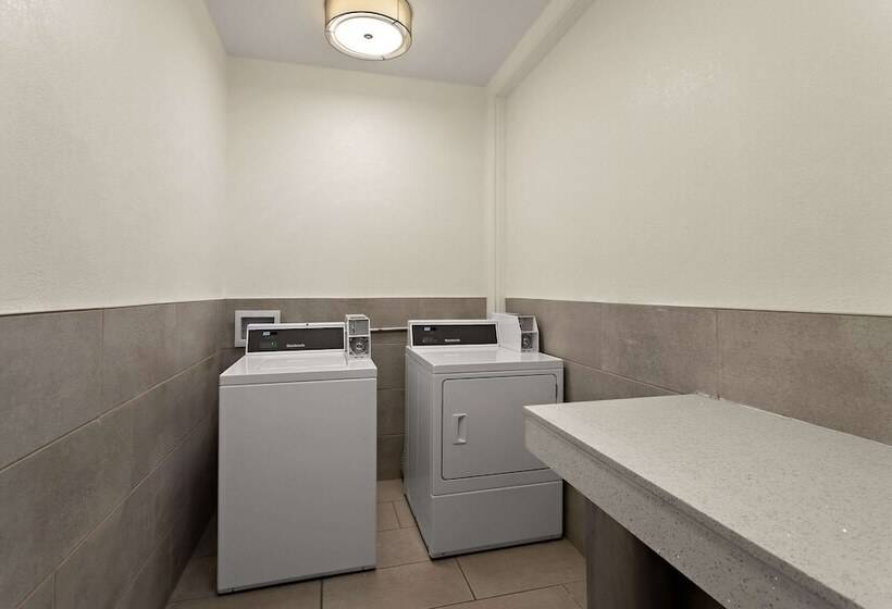 Отель Comfort Suites University