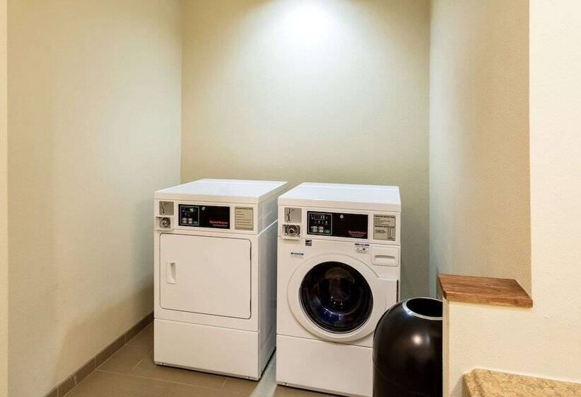 ホテル Comfort Suites Lincoln North