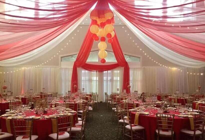 Отель Comstock Inn & Conference Center