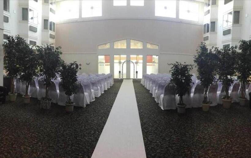 Отель Comstock Inn & Conference Center