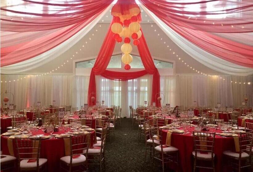 Отель Comstock Inn & Conference Center