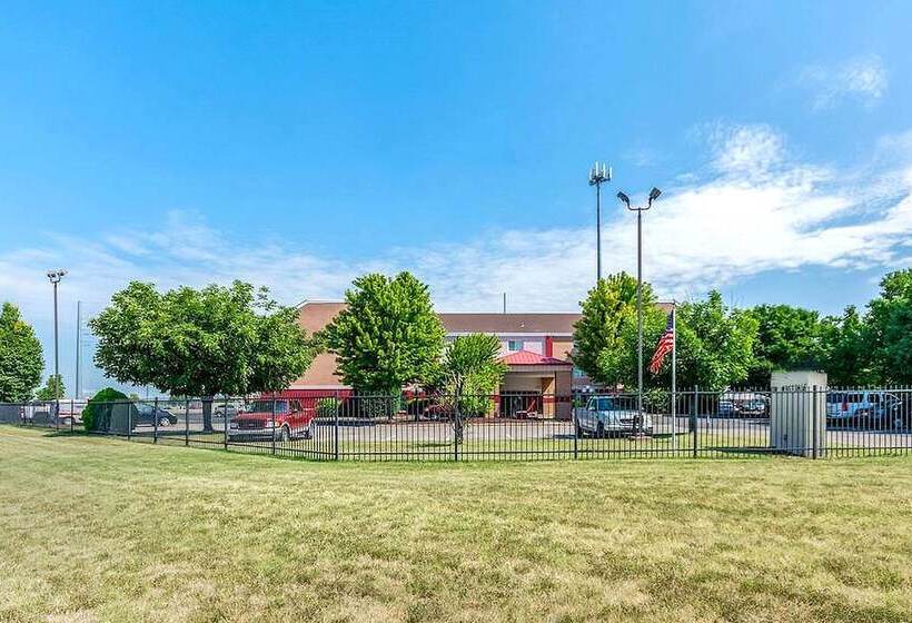 בית מלון כפרי Coratel Plus Suites Wichita West Airport