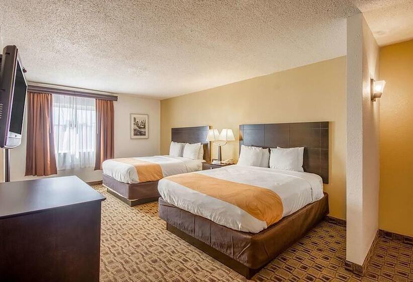 בית מלון כפרי Coratel Plus Suites Wichita West Airport