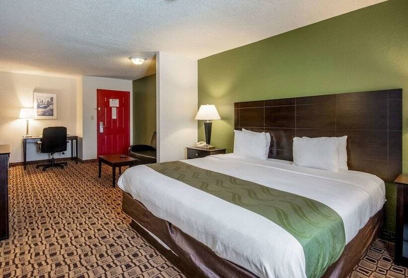 בית מלון כפרי Coratel Plus Suites Wichita West Airport