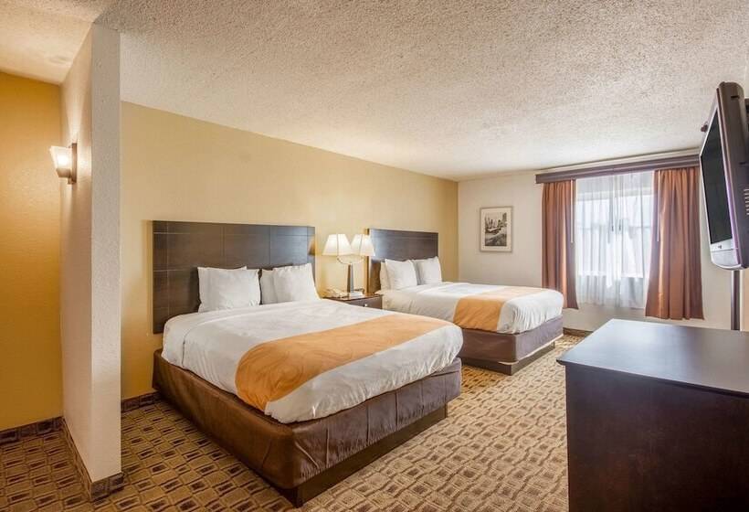 בית מלון כפרי Coratel Plus Suites Wichita West Airport