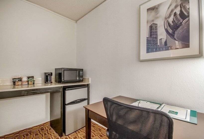 בית מלון כפרי Coratel Plus Suites Wichita West Airport