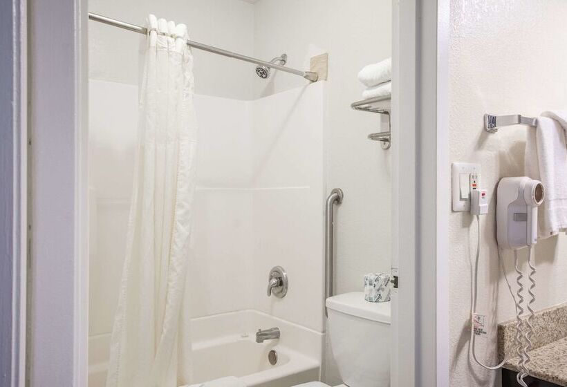 בית מלון כפרי Coratel Plus Suites Wichita West Airport