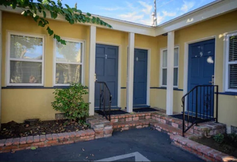 ホテル Coronado Inn