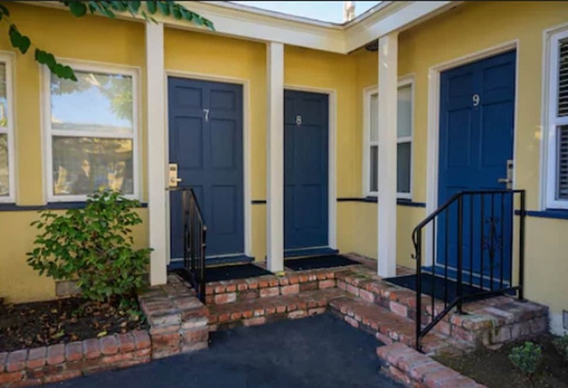 ホテル Coronado Inn