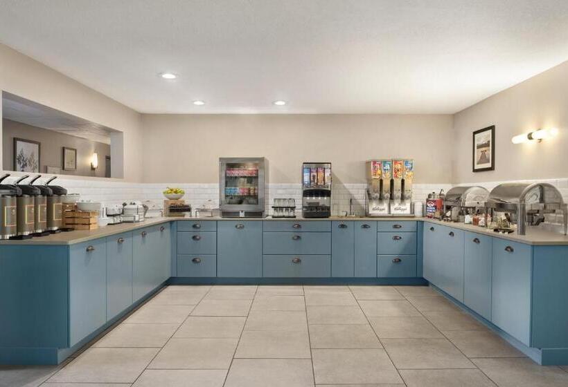 فندق Country Inn & Suites By Radisson, Decorah, Ia