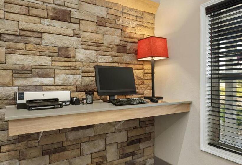 فندق Country Inn & Suites By Radisson, Decorah, Ia