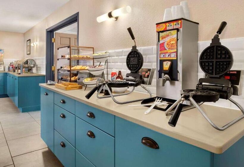 فندق Country Inn & Suites By Radisson, Decorah, Ia