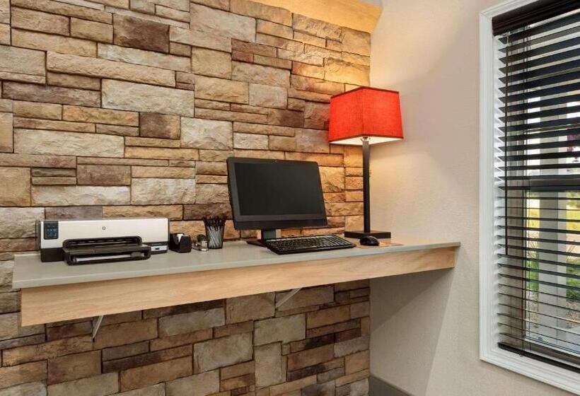 فندق Country Inn & Suites By Radisson, Decorah, Ia