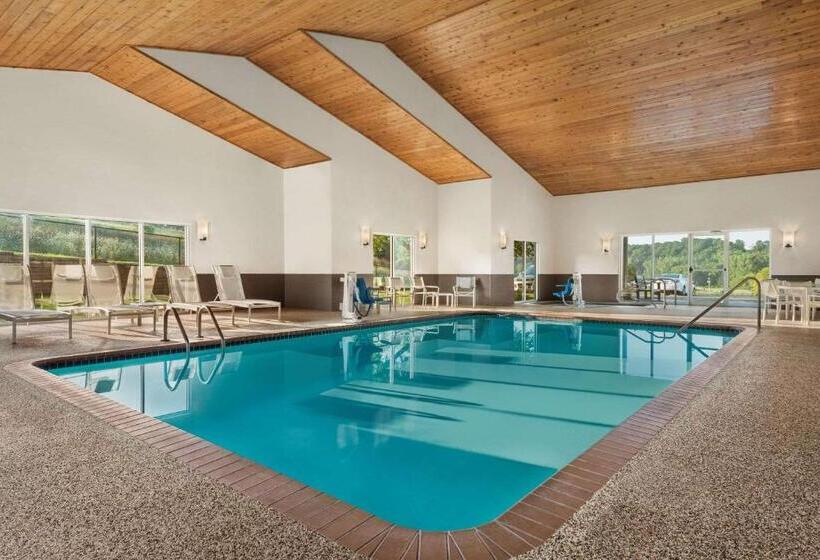 فندق Country Inn & Suites By Radisson, Decorah, Ia