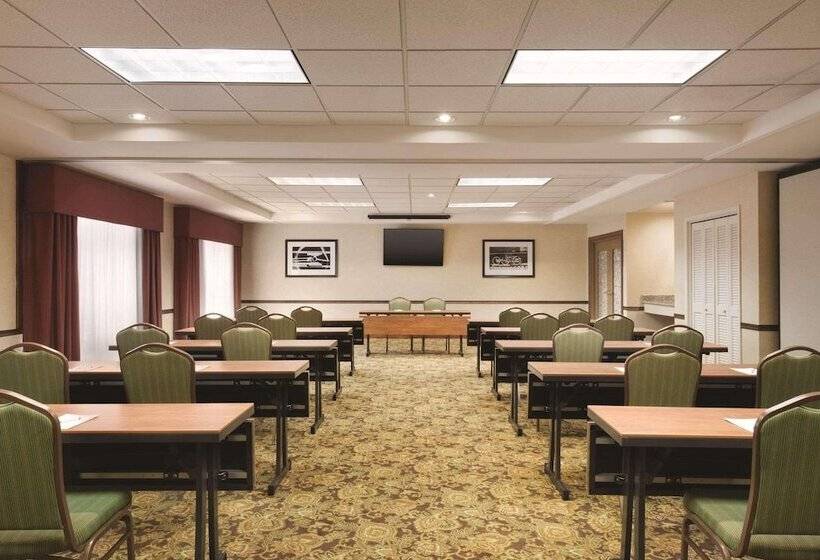 فندق Country Inn & Suites By Radisson, Des Moines West, Ia