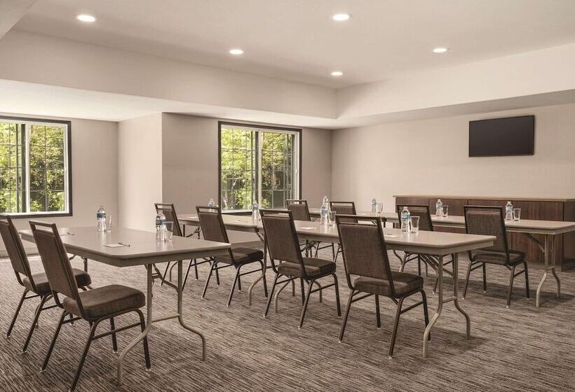 فندق Country Inn & Suites By Radisson, Detroit Lakes, Mn