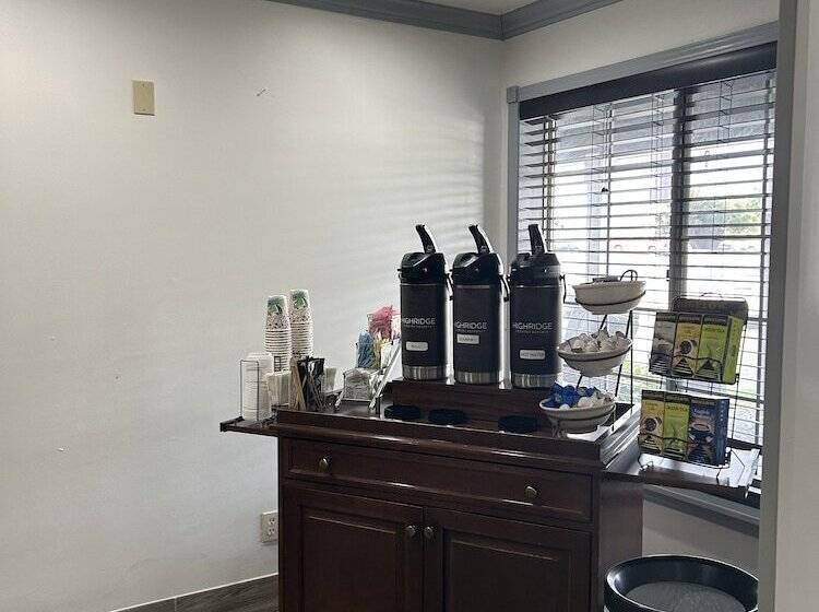 Отель Country Inn & Suites By Radisson, Grand Rapids Airport, Mi