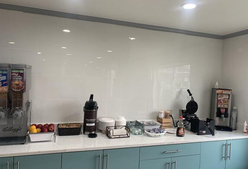 Отель Country Inn & Suites By Radisson, Grand Rapids Airport, Mi