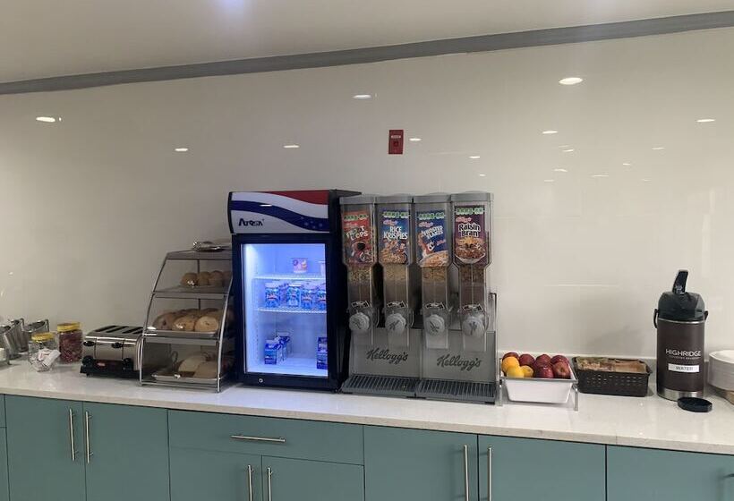 Отель Country Inn & Suites By Radisson, Grand Rapids Airport, Mi