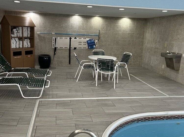 هتل Country Inn & Suites By Radisson, Grand Rapids Airport, Mi