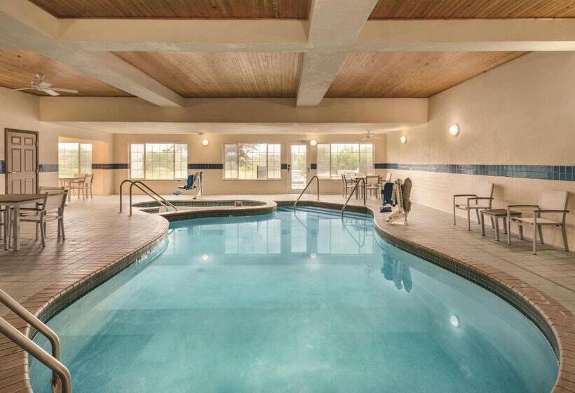 فندق Country Inn & Suites By Radisson, West Bend, Wi