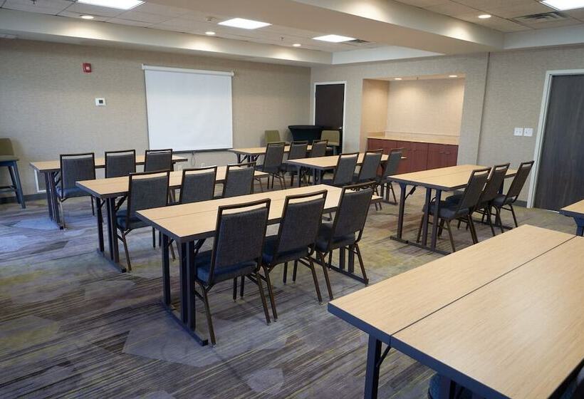 هتل Courtyard By Marriott Bentonville