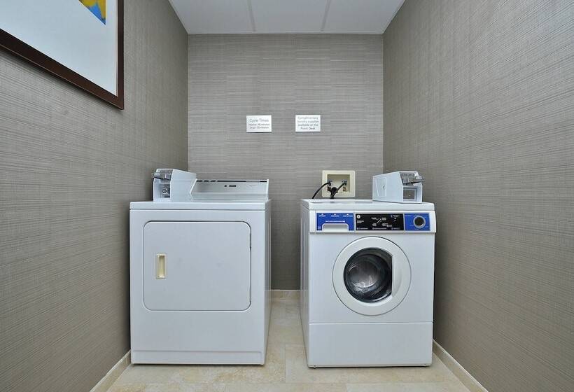 هتل Courtyard By Marriott Bentonville