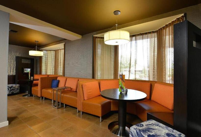هتل Courtyard By Marriott Bentonville
