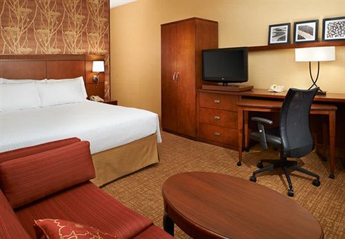 Отель Courtyard by Marriott