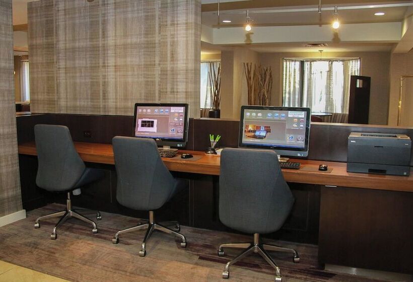 Отель Courtyard Chesapeake Greenbrier