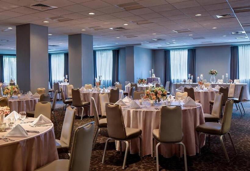 Отель Courtyard Grand Rapids Downtown