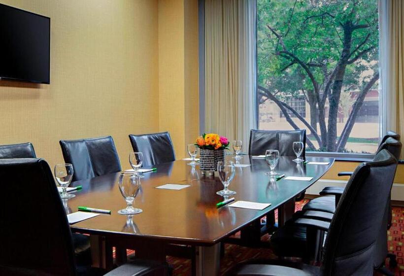 Отель Courtyard Grand Rapids Downtown