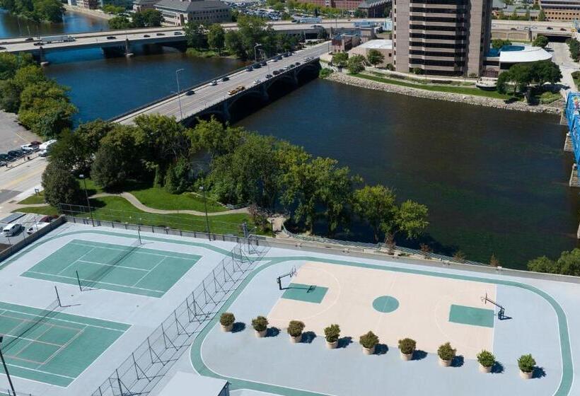 Отель Courtyard Grand Rapids Downtown