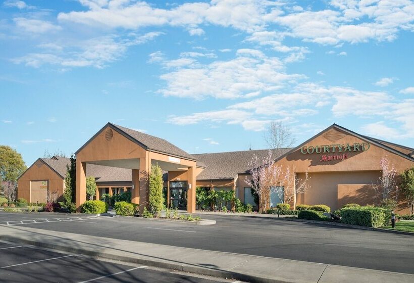 Отель Courtyard By Marriott Vacaville