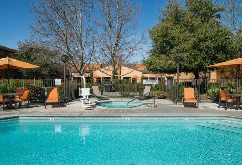 Отель Courtyard By Marriott Vacaville