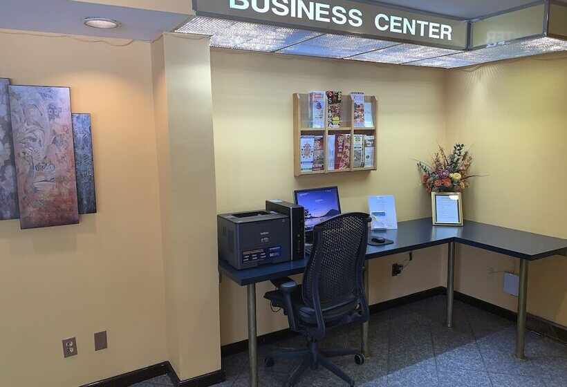 בית מלון כפרי Days Inn & Suites By Wyndham Albany