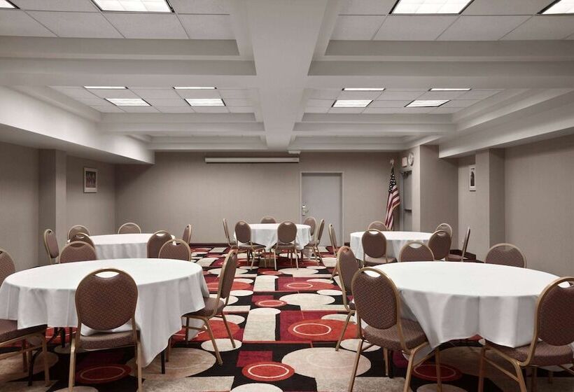 בית מלון כפרי Days Inn & Suites By Wyndham Albany