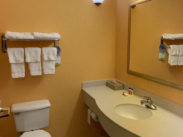 בית מלון כפרי Days Inn & Suites By Wyndham Albany