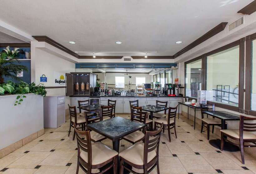 בית מלון כפרי Days Inn & Suites By Wyndham Webster Nasaclearlakehouston
